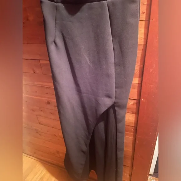 Black strapless dress with a peekaboo knee - Picture 3 of 4